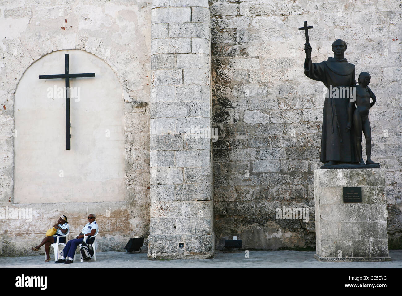 Juníper Serra, monument de la 16e siècle basilica Menor de San Francisco de Asis à Plaza de San Francisco, La Havane, Cuba Banque D'Images