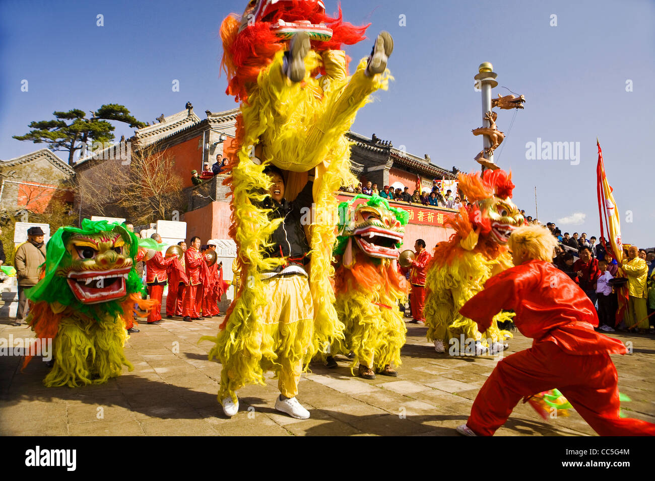 Les gens d'effectuer au cours de danse du lion, foire du temple montagne Miaofeng, Beijing, Chine Banque D'Images