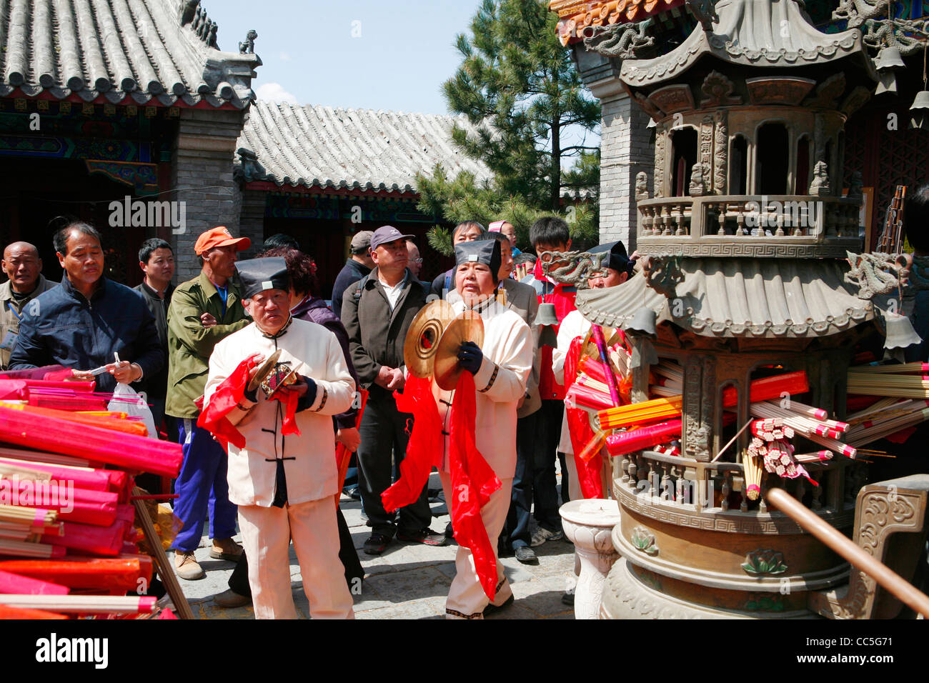 Au cours de l'exécution de musicien taoïste, foire du temple montagne Miaofeng, Beijing, Chine Banque D'Images