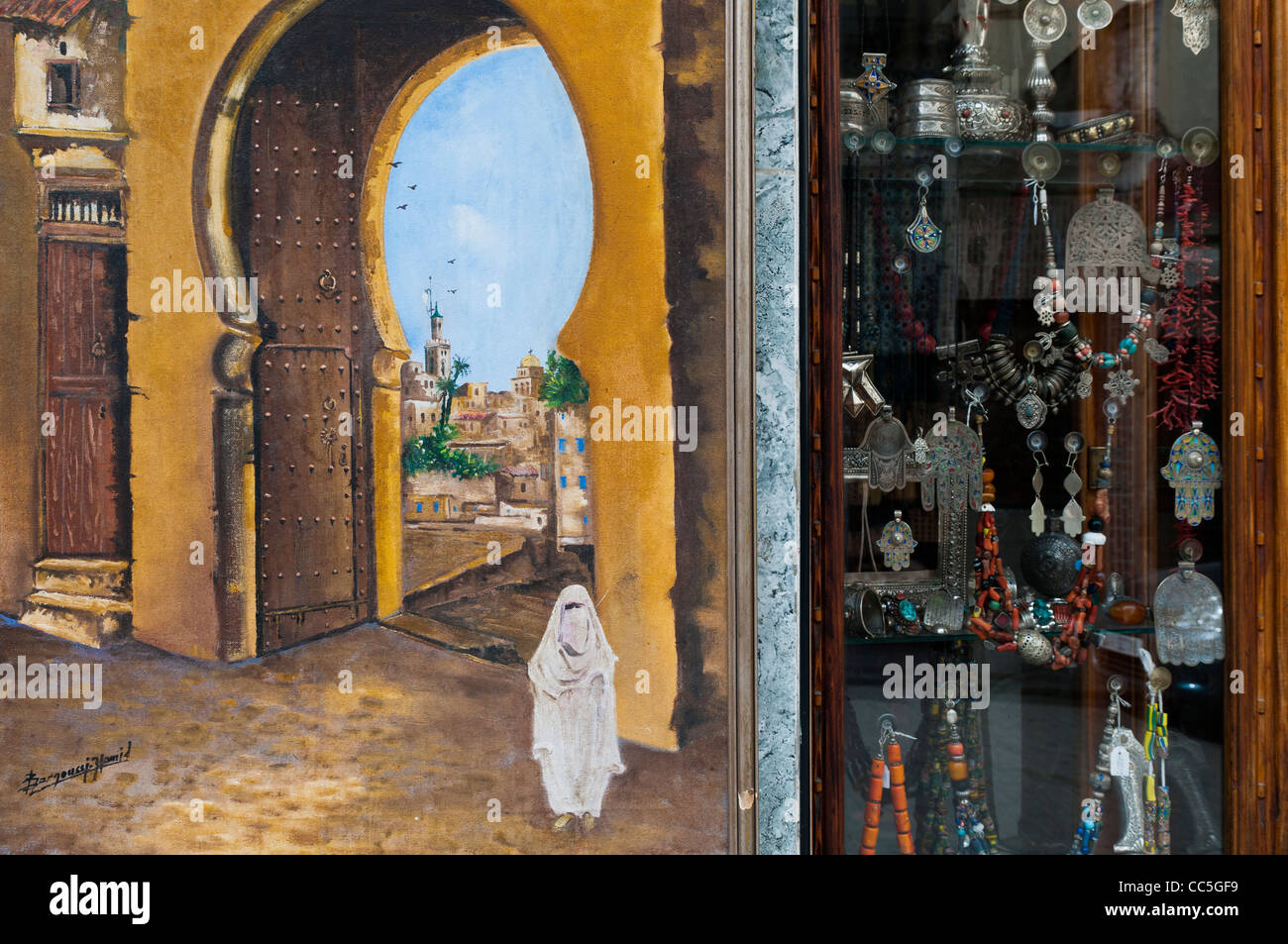 Store et la peinture en Petit Socco, Tanger, Maroc, Afrique du Nord Banque D'Images