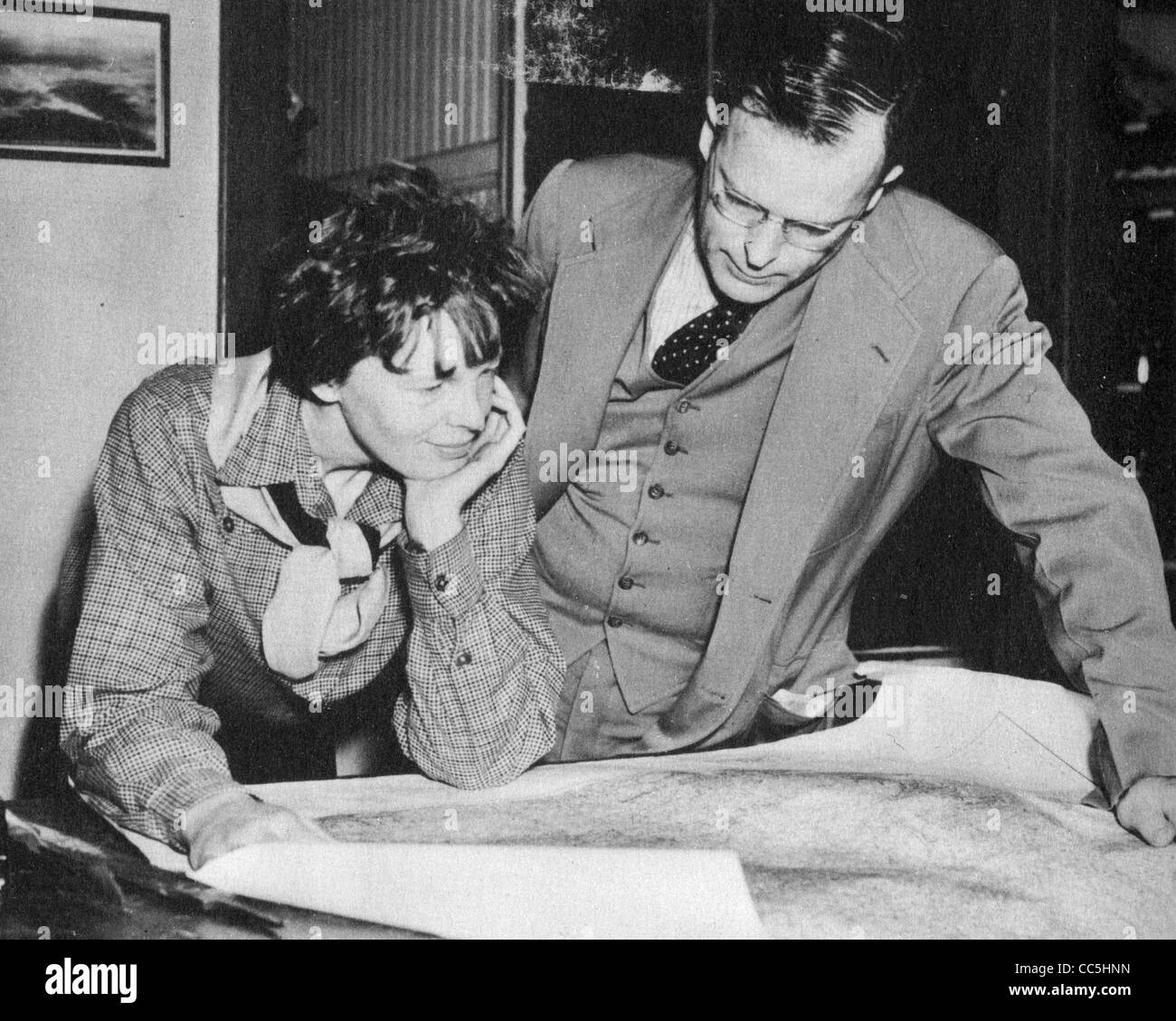 AMELIA EARHART - US aviator avec mari George Putnam à propos de 1930 Banque D'Images
