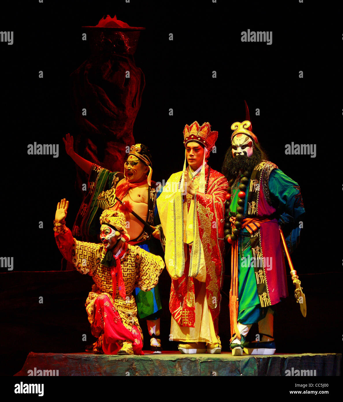 Les acteurs de l'opéra de Pékin l'exécution d'une scène du voyage vers l'Ouest, Pékin, Chine Banque D'Images