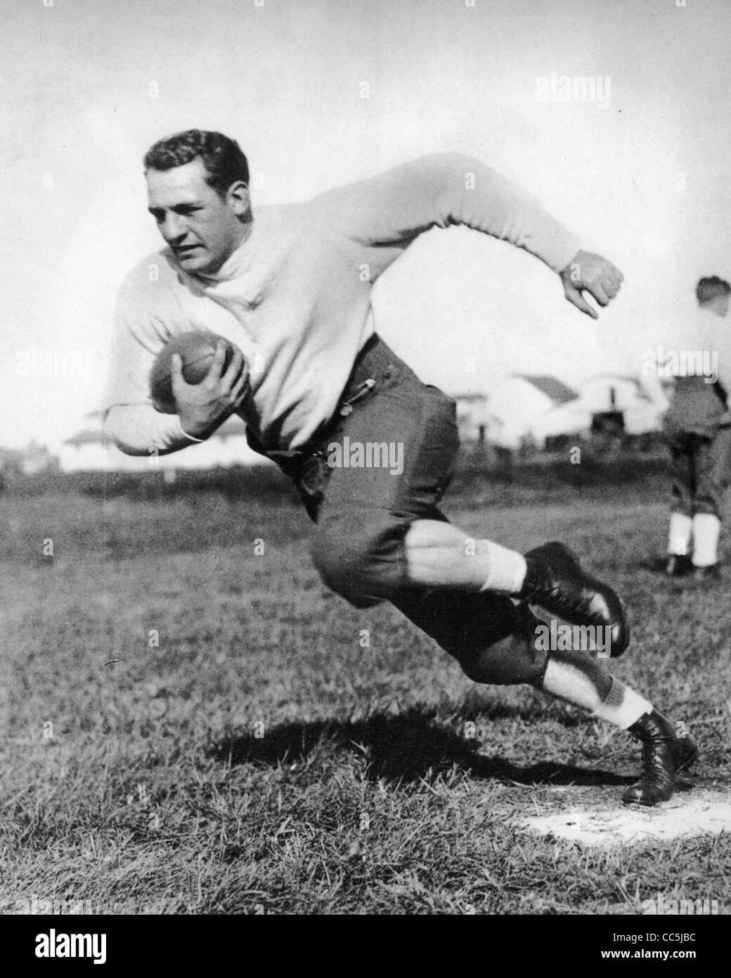 HAROLD 'RED' GRANGE (1903-1991) Le football américain halfback Banque D'Images