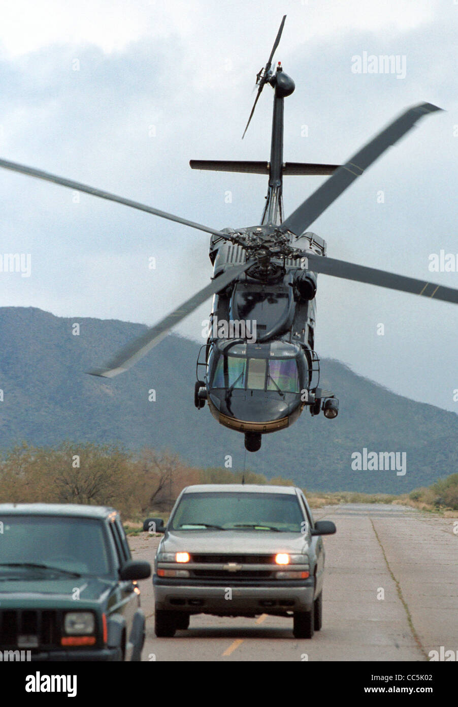 La US Customs and Border Patrol hélicoptères Blackhawk, intimident les deux véhicules sur une bande d'air à distance en Amérique du sud-ouest région frontalière. Banque D'Images