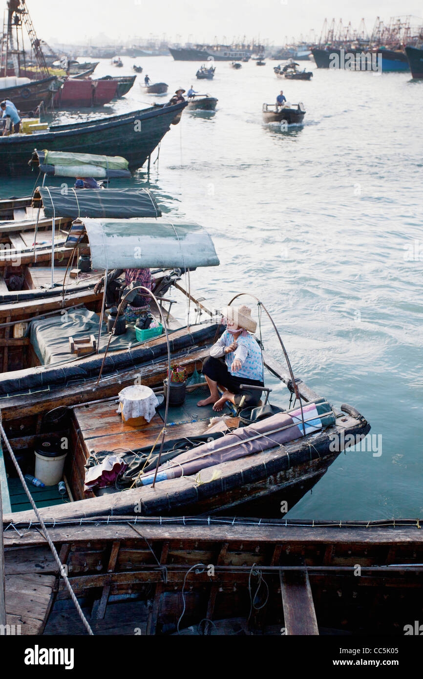 Les pêcheurs revenant à la marché de fruits de mer, Beihai, Guangxi, Chine Banque D'Images