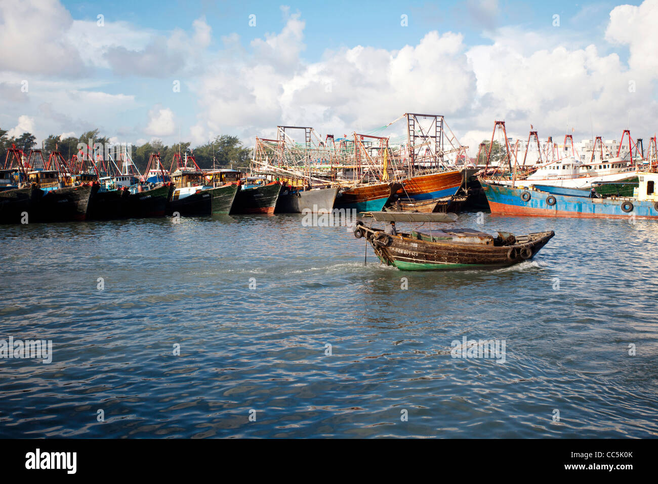 La conduite d'un bateau de pêcheur à la pêche, les fruits de mer, Marché, Guangxi Beihai , Chine Banque D'Images