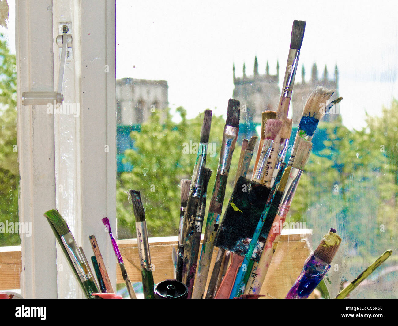 Pinceaux artistiques sur le seuil de la fenêtre avec les tours floues de York Minster au loin. Banque D'Images