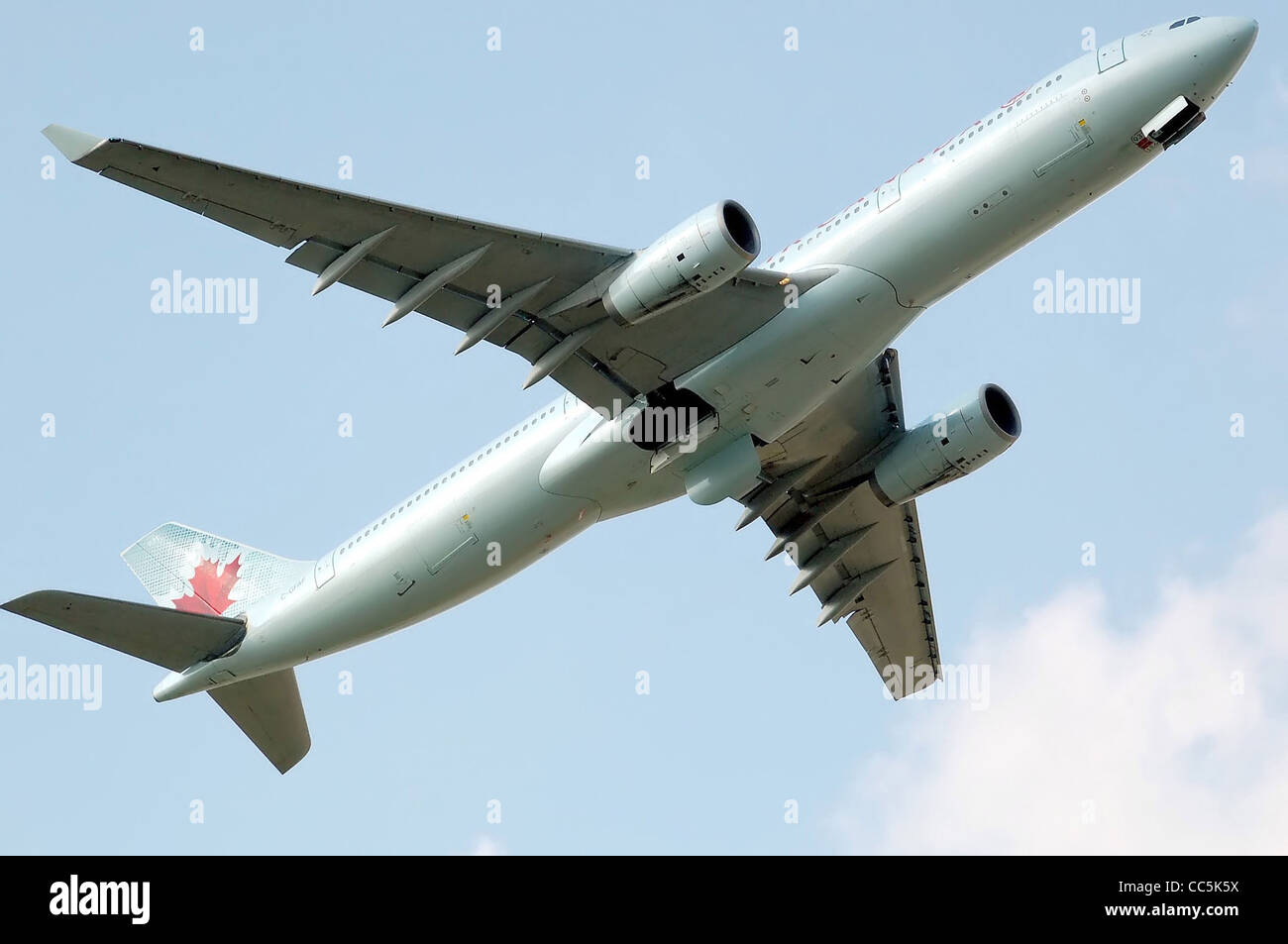 Airbus A330-300 d'Air Canada (immatriculation C-GFAF) décollant de l'aéroport Heathrow de Londres, Angleterre. Banque D'Images