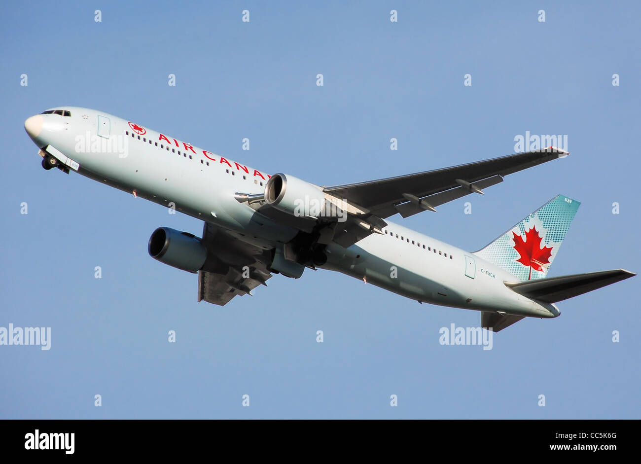 Air Canada Boeing 767-300 (immatriculation C-FXCA) à l'atterrissage à l'aéroport Heathrow de Londres, Angleterre. Banque D'Images