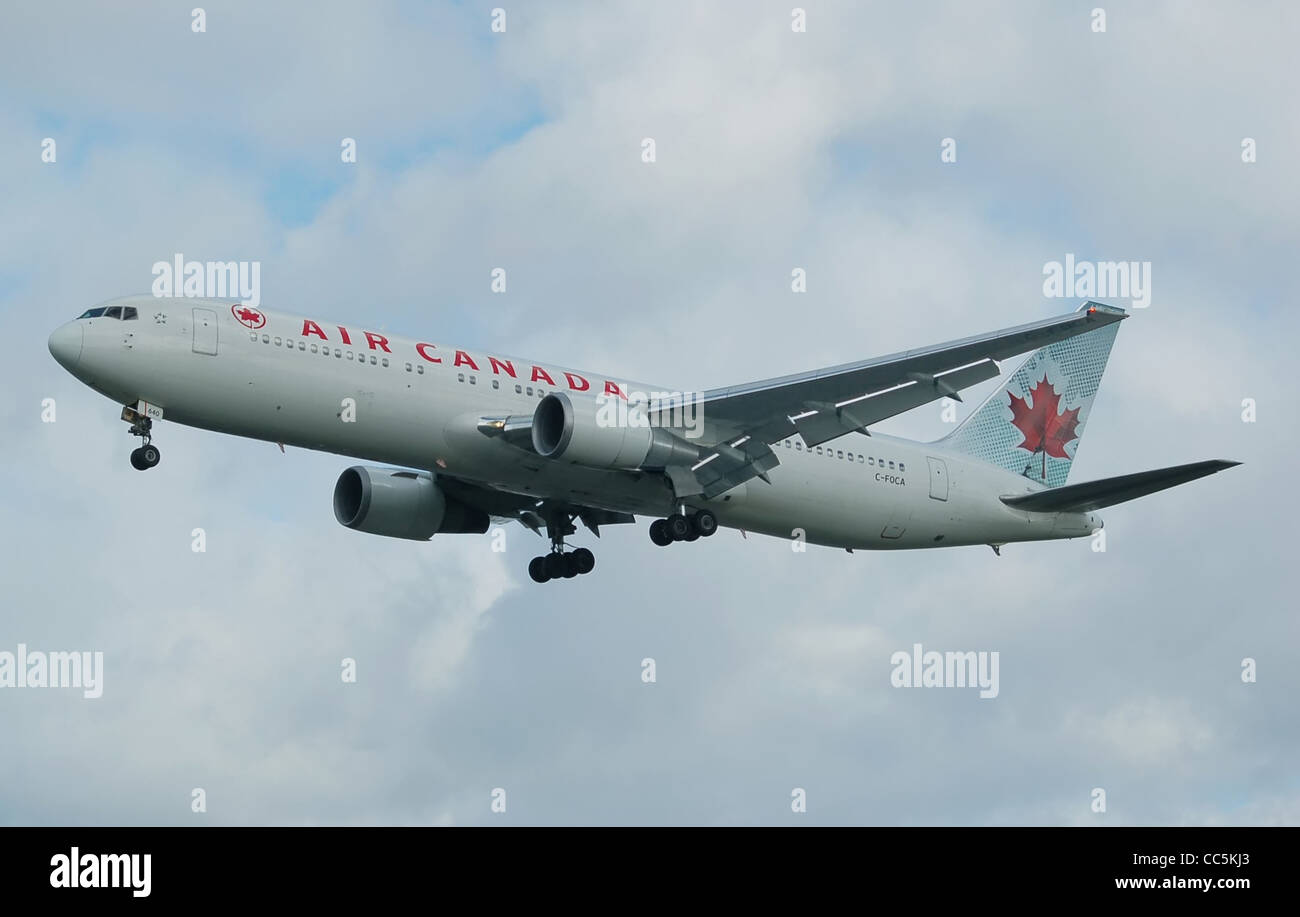 Le Boeing 767-300 d'Air Canada, immatriculé C-FOCA, est vu atterrir à l'aéroport de London Heathrow. Ce jet large est utilisé pour les vols internationaux long-courriers, offrant aux passagers une expérience de voyage confortable et efficace. Banque D'Images
