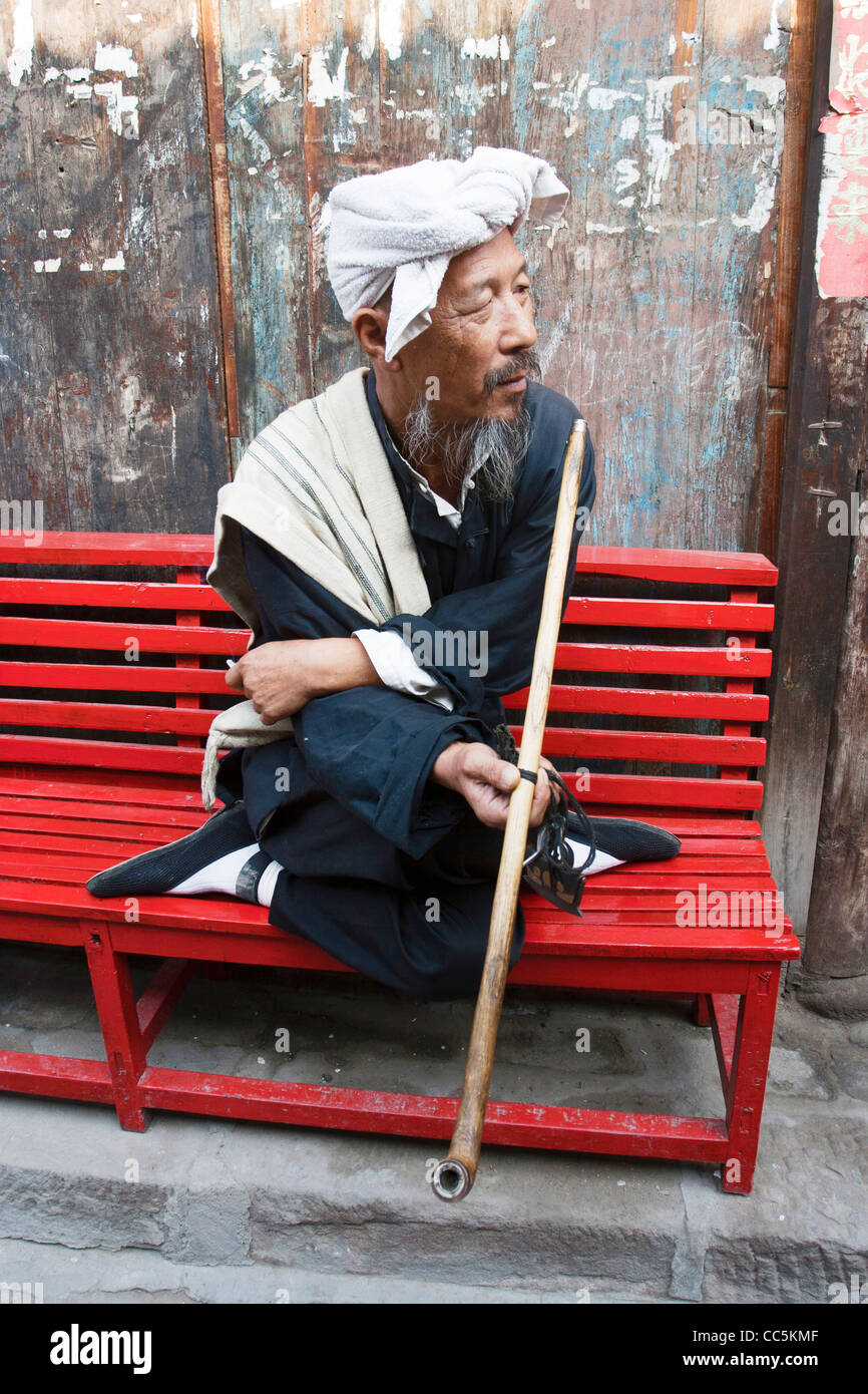 Homme âgé fumeurs par une longue pipe, Vieille Ville, Qikou Lvliang, Shanxi , Chine Banque D'Images