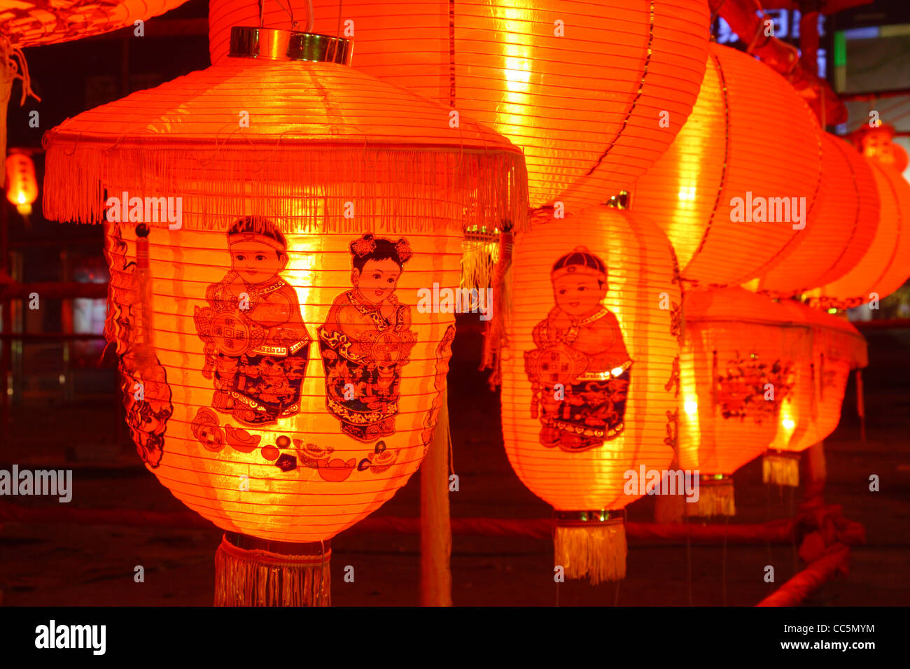 Les lanternes rouges dans une rangée, Changchun, Jilin , Chine Banque D'Images