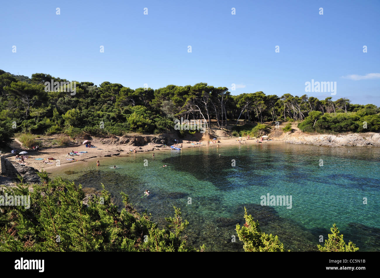 Calanque du four a chaux avec l'île de Redonne en arrière-plan péninsule de  Giens Photo Stock - Alamy