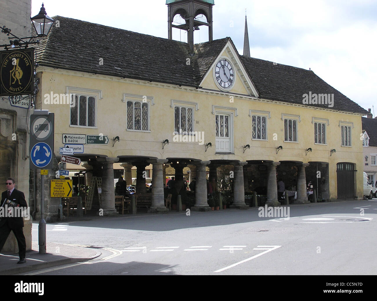 Situé à Tetbury, dans le Gloucestershire, en Angleterre, le Tetbury Market House occupe un bâtiment historique du XVIIe siècle doté d'un rez-de-chaussée à voûte ouverte caractéristique. Il a servi de marché et de plaque tournante communautaire. Banque D'Images