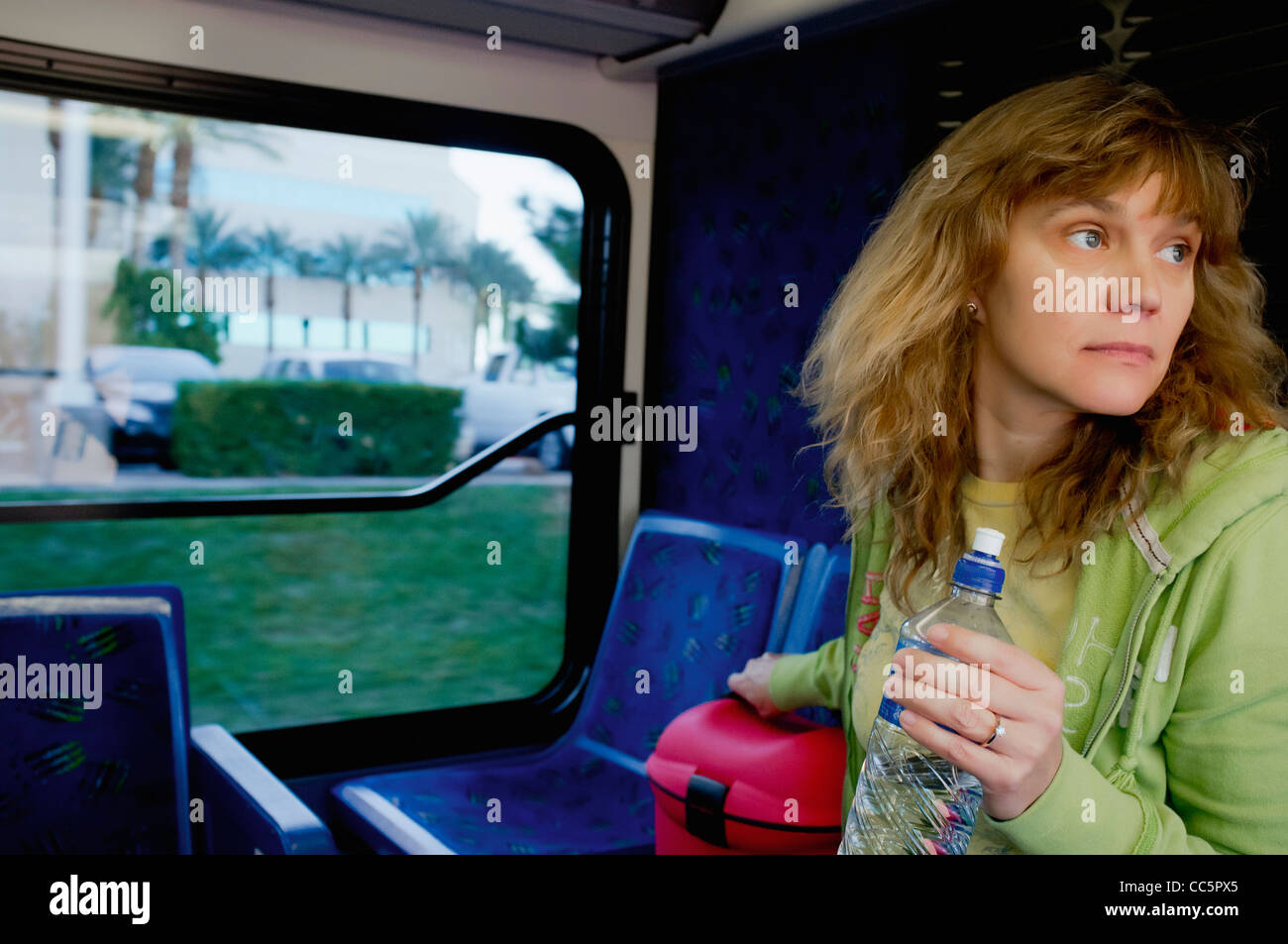 Woman riding un bus-navette pour l'aéroport Banque D'Images