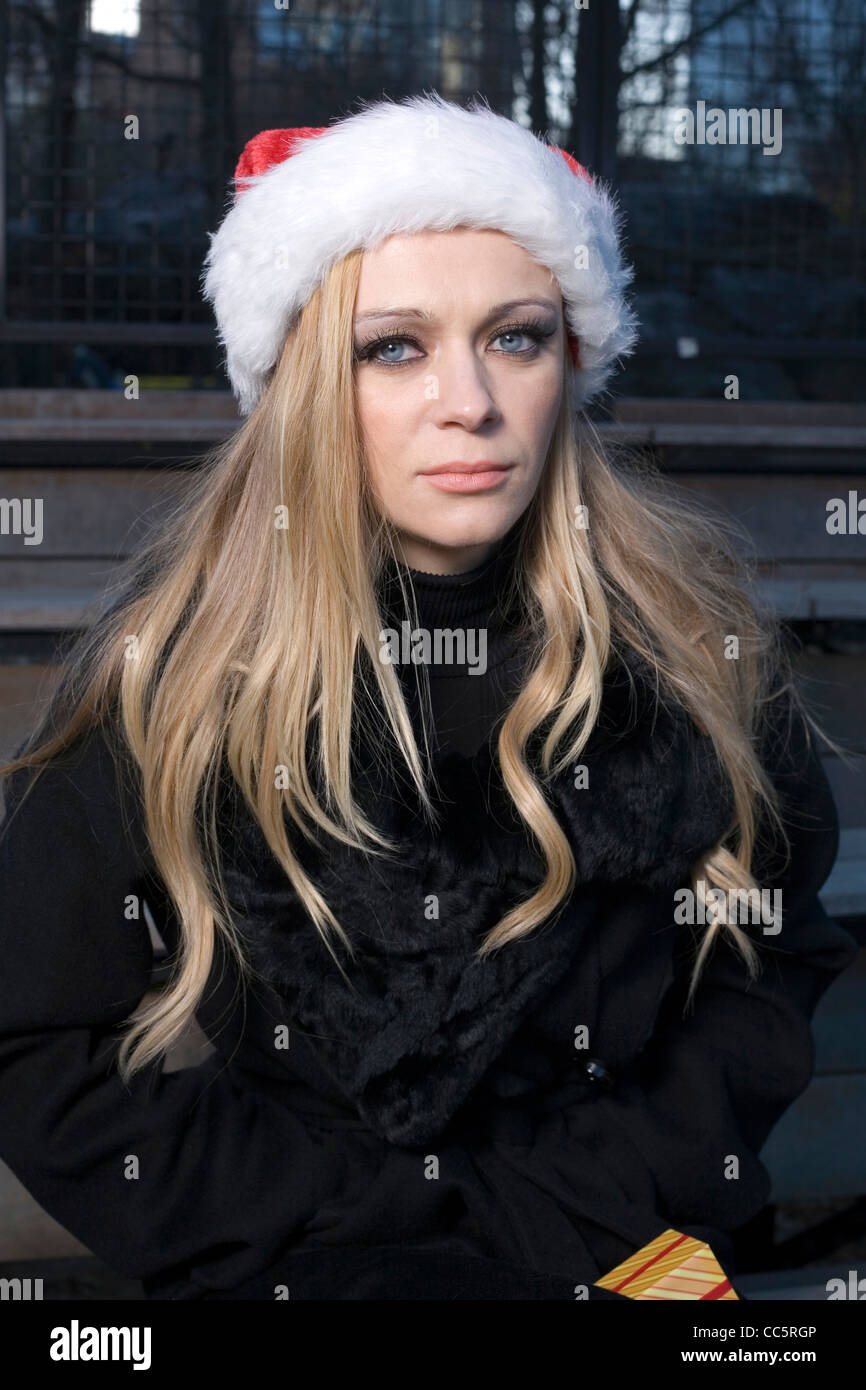 Un Caucasian woman with a Christmas Santa Claus hat. Banque D'Images