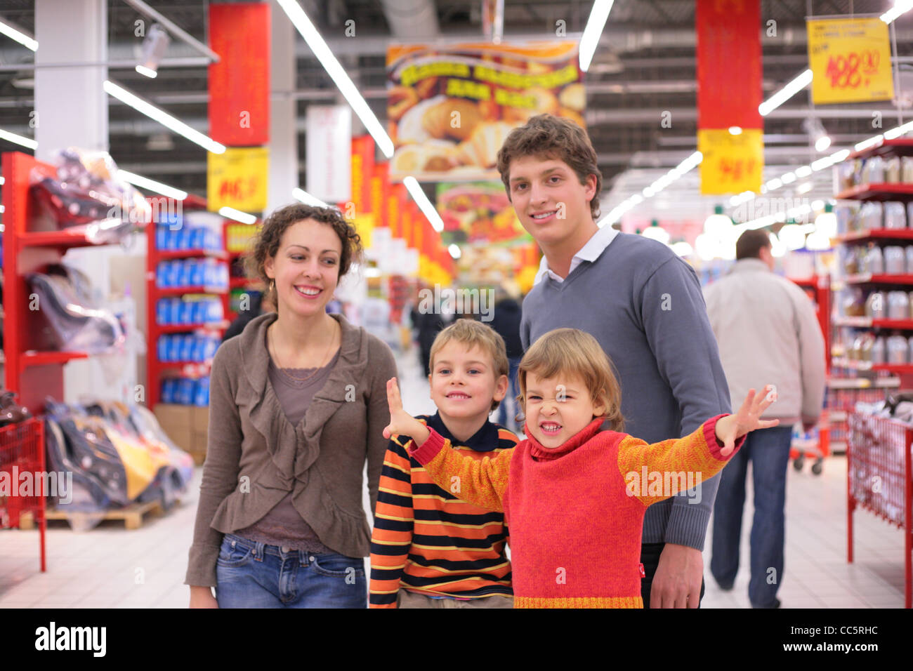 Les parents avec des enfants dans un supermarché, l'accent sur petite fille Banque D'Images