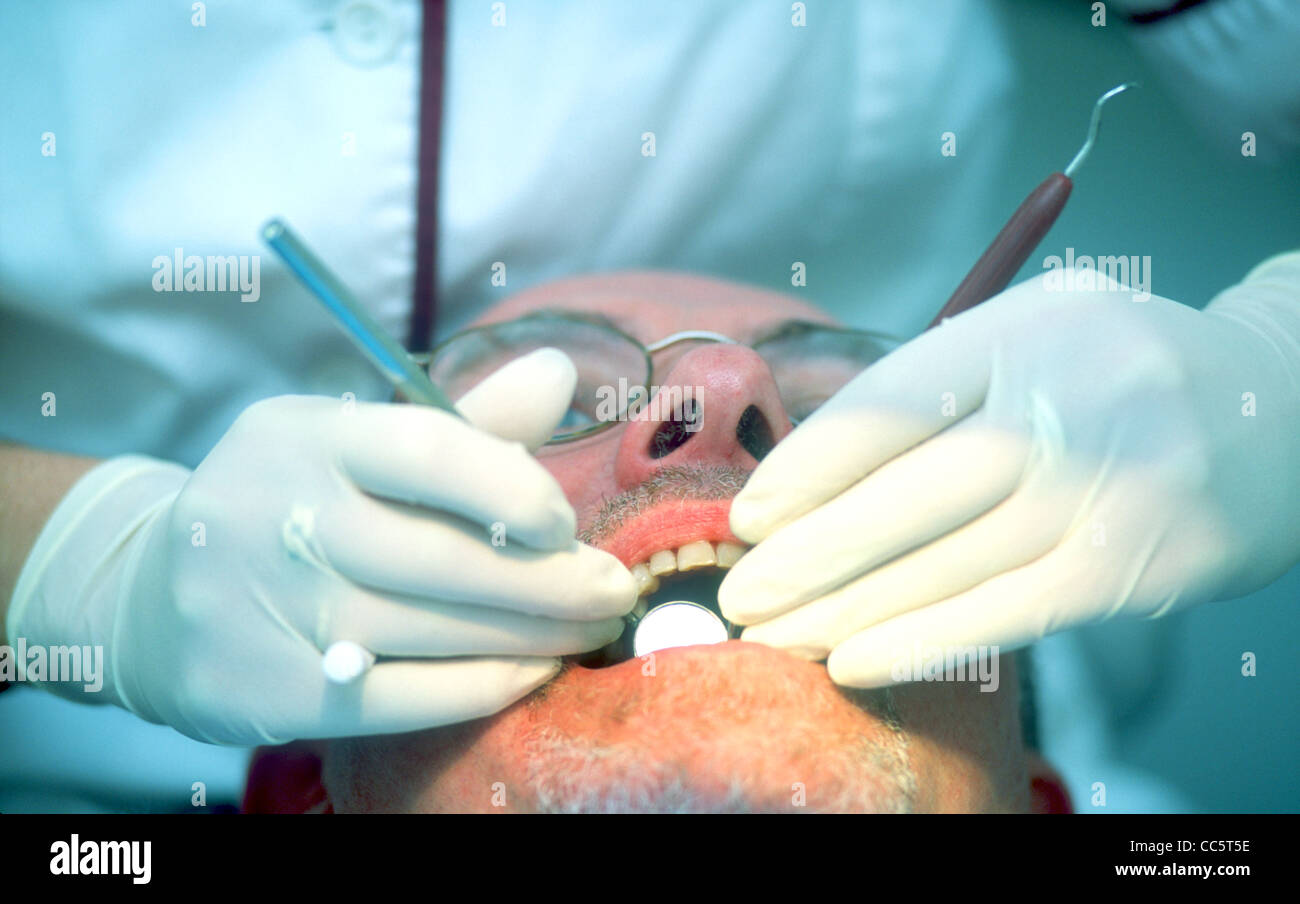 Hygiéniste dentaire au travail, Hounslow, Middlesex, Royaume-Uni. Banque D'Images