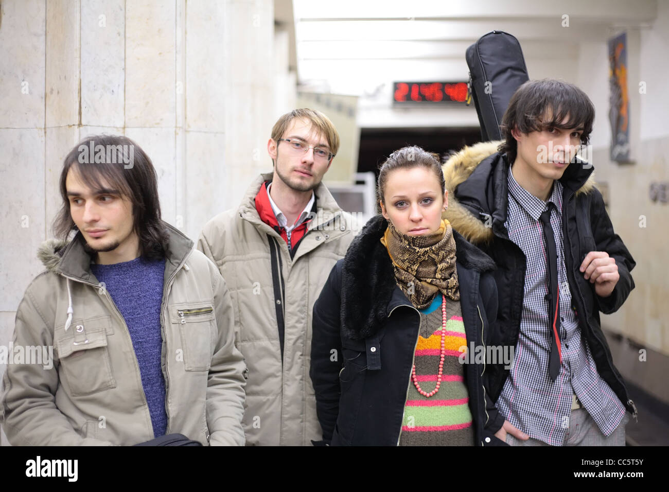 Quatre jeunes musiciens à la station de métro, se concentrer sur la fille Banque D'Images