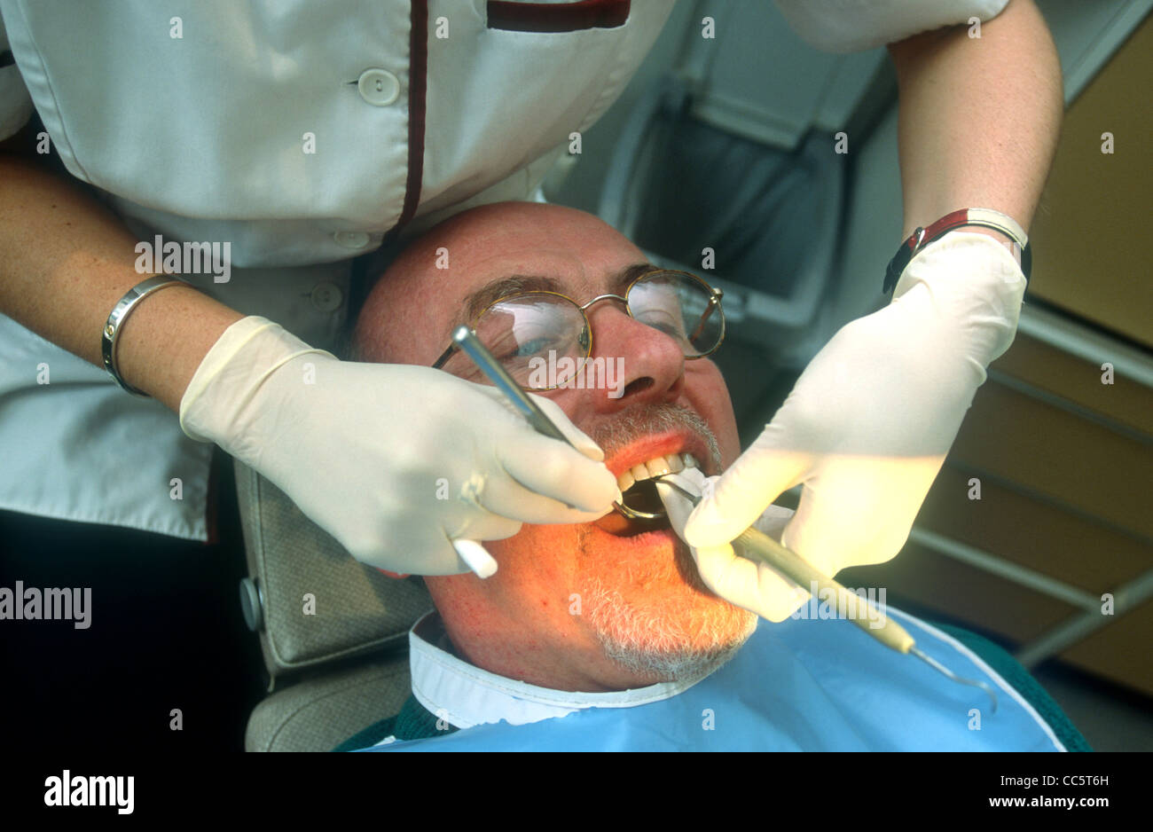 Hygiéniste dentaire au travail, Hounslow, Middlesex, Royaume-Uni. Banque D'Images