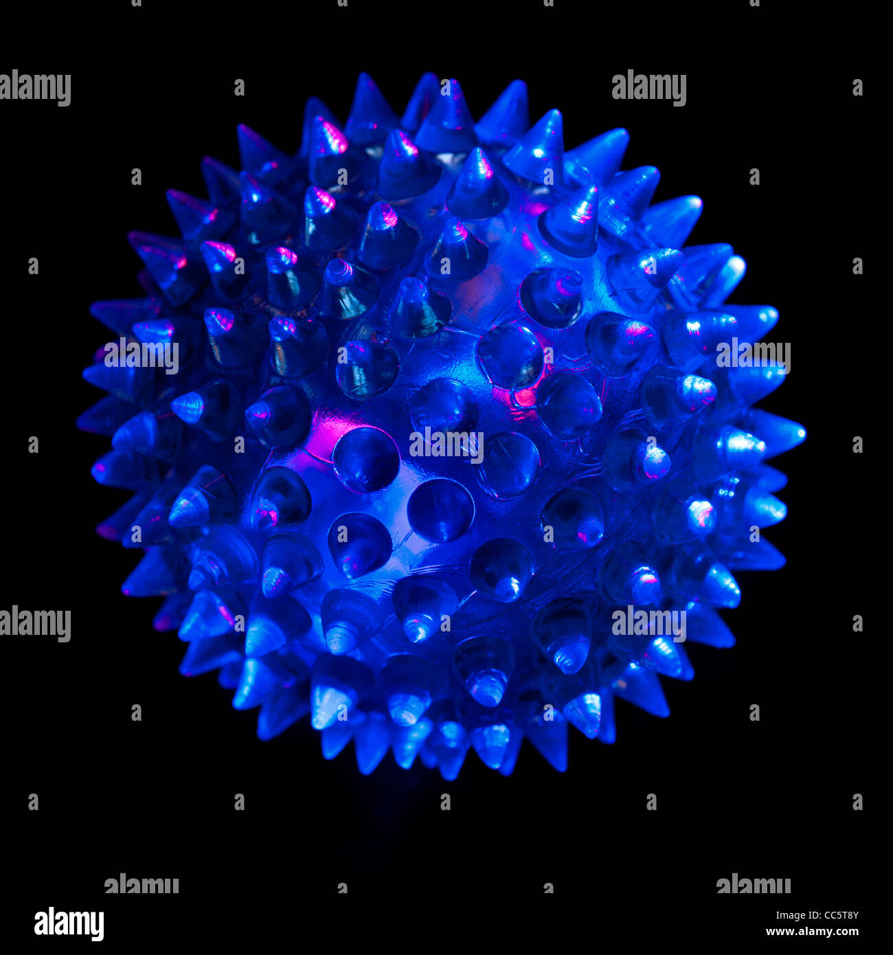 Lumineux bleu étrange boule piquantes Banque D'Images