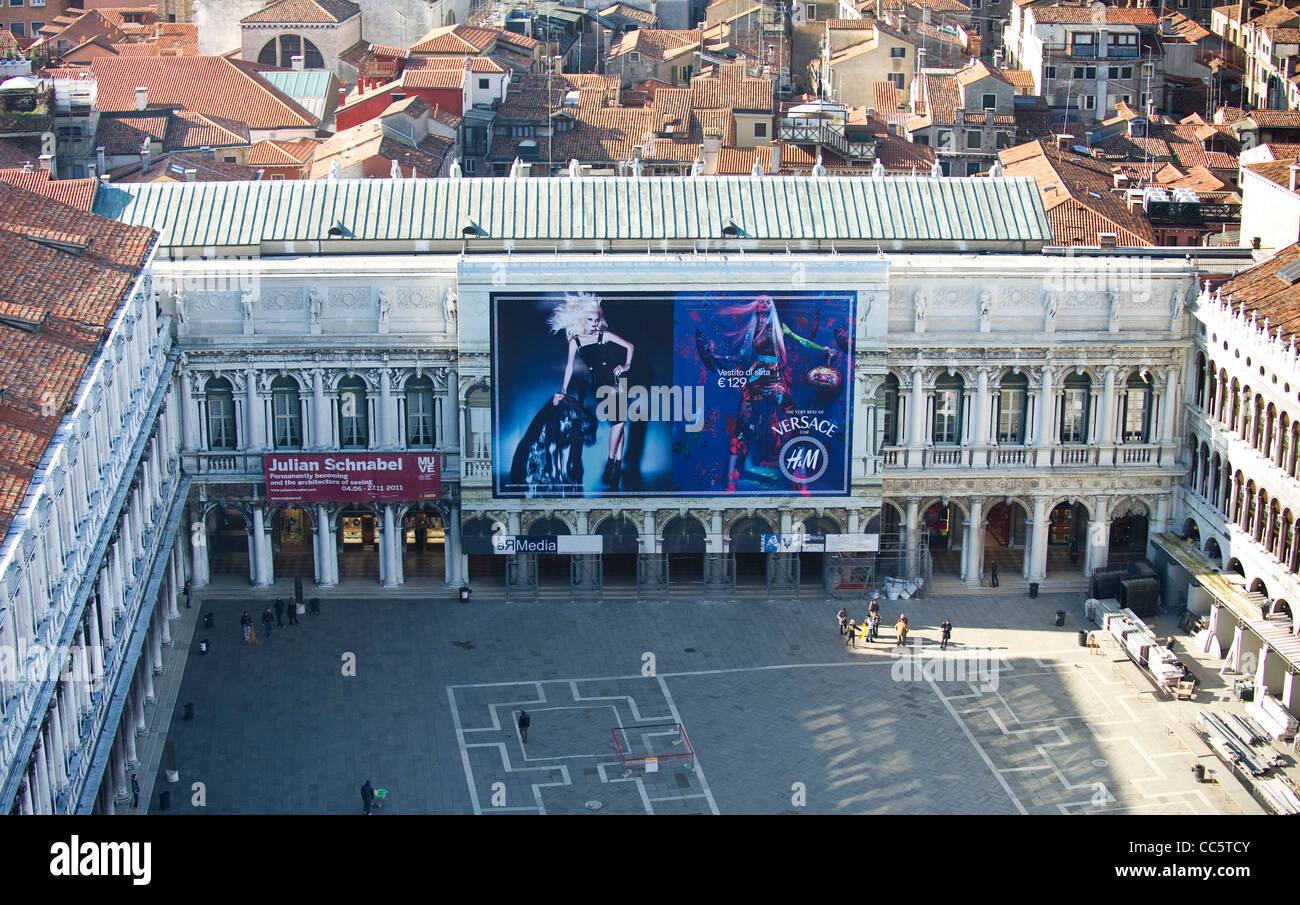 Vue aérienne de la Piazza San Marco en rénovation avec des panneaux d'annonce et de matériel de construction Banque D'Images