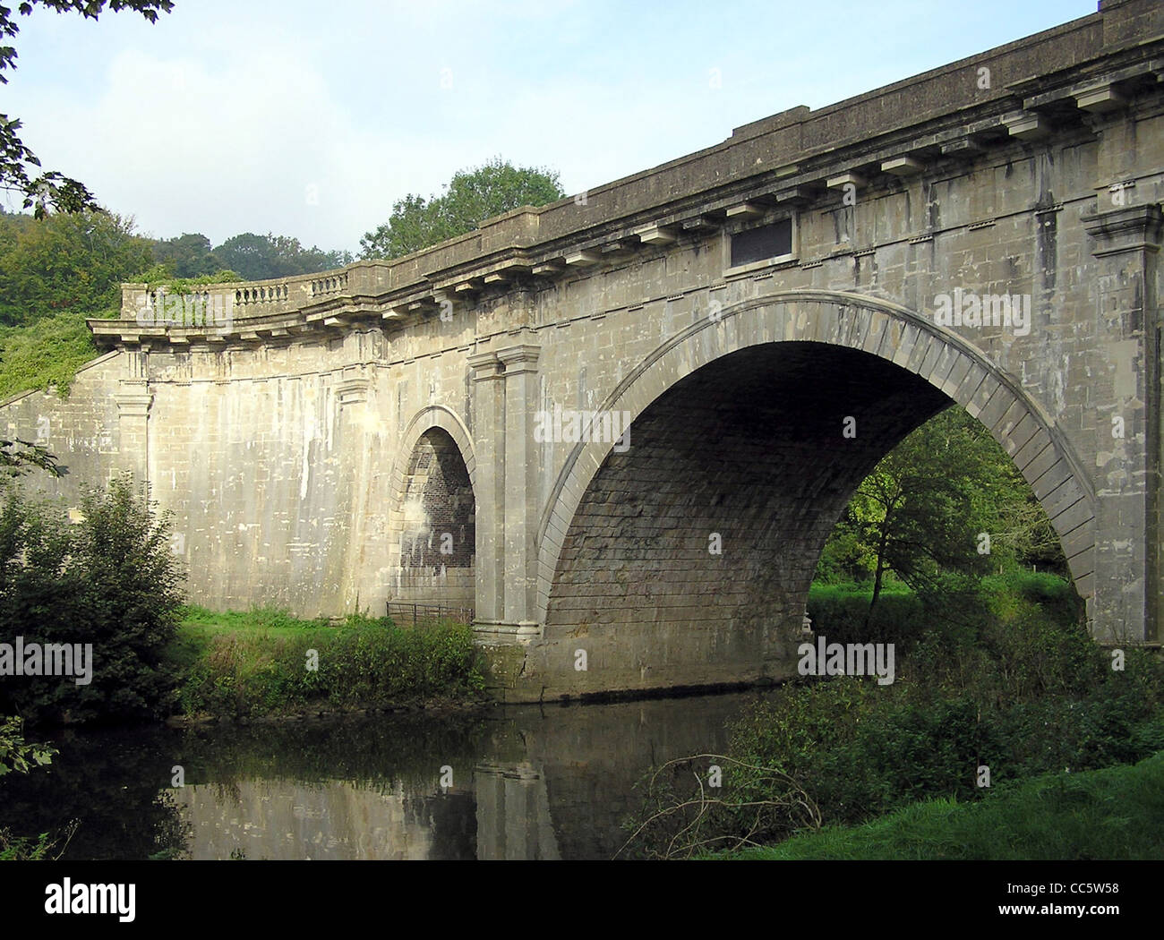 Aqueduc de Dundas, entre Bradford on Avon et baignoire. Le canal traverse haute au-dessus de la rivière Avon sur ce pont. Banque D'Images