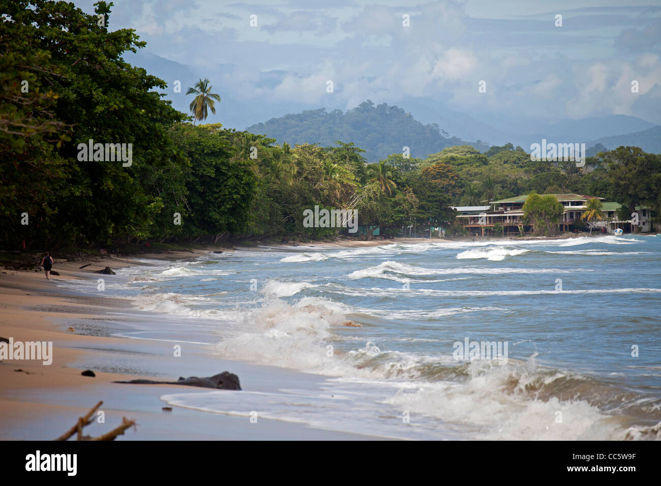 La plage de Playa Blanca et le parc national de Cahuita, hôtel à la frontière de parc national de Cahuita, Cahuita, Costa Rica Banque D'Images