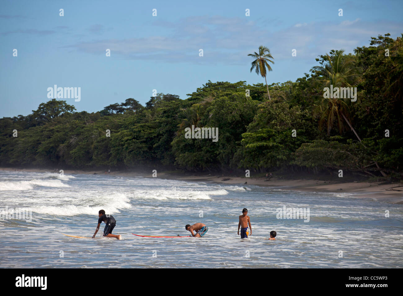 Les Enfants Du Surf Sur La Plage De Cahuita Costa Rica