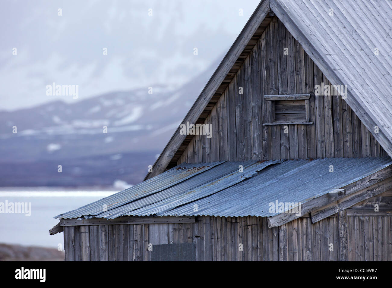 La cabane de trappeur en bois ancien, Camp Mansfield, Blomstrandhalvoya, Spitzberg, Svalbard, Norvège, Europe Banque D'Images
