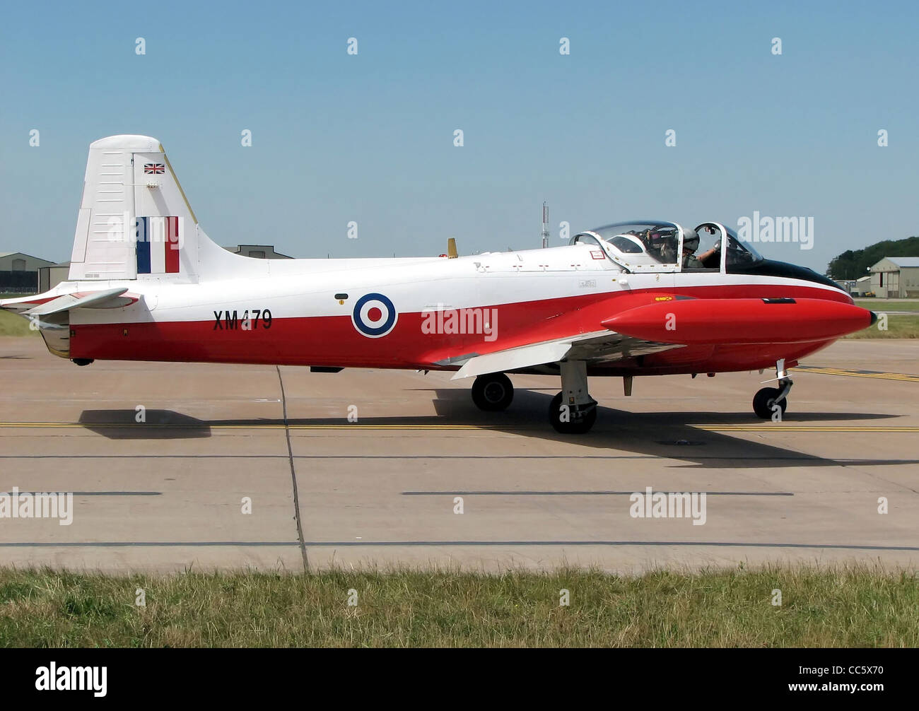 Le BAC Jet Provost T3A (XM479), un avion d'entraînement militaire britannique de 1960, est vu rouler au volant pour le décollage au Royal International Air Tattoo à Fairford, en Angleterre. Aujourd'hui propriété privée sous le nom de G-BVEZ, il reste un exemple notable de l'aviation de l'ère de la Guerre froide. Banque D'Images