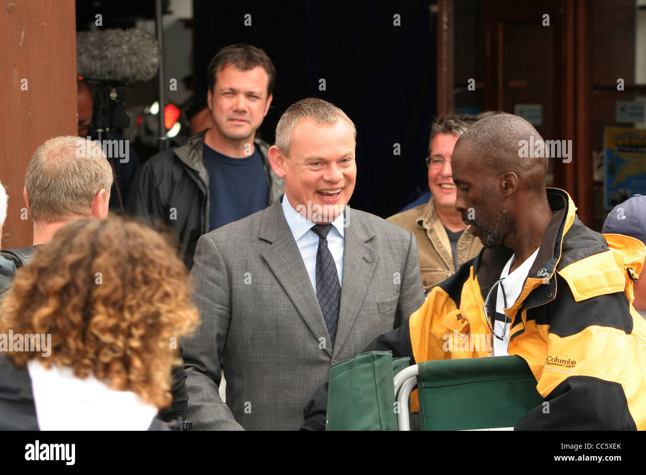 Acteur Martin Clunes sur l'ensemble des Doc Martin à l'extérieur de la station de sauvetage à Port Isaac sur la côte nord des Cornouailles. Banque D'Images