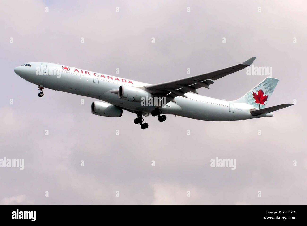 Un Airbus A330-300 d'Air Canada, immatriculé C-CFAF, est vu atterrir à l'aéroport de Londres Heathrow. Cet avion de ligne bimoteur à carrosserie large est couramment utilisé pour les vols internationaux long-courriers, offrant à la fois la classe affaires et la classe économique. Banque D'Images