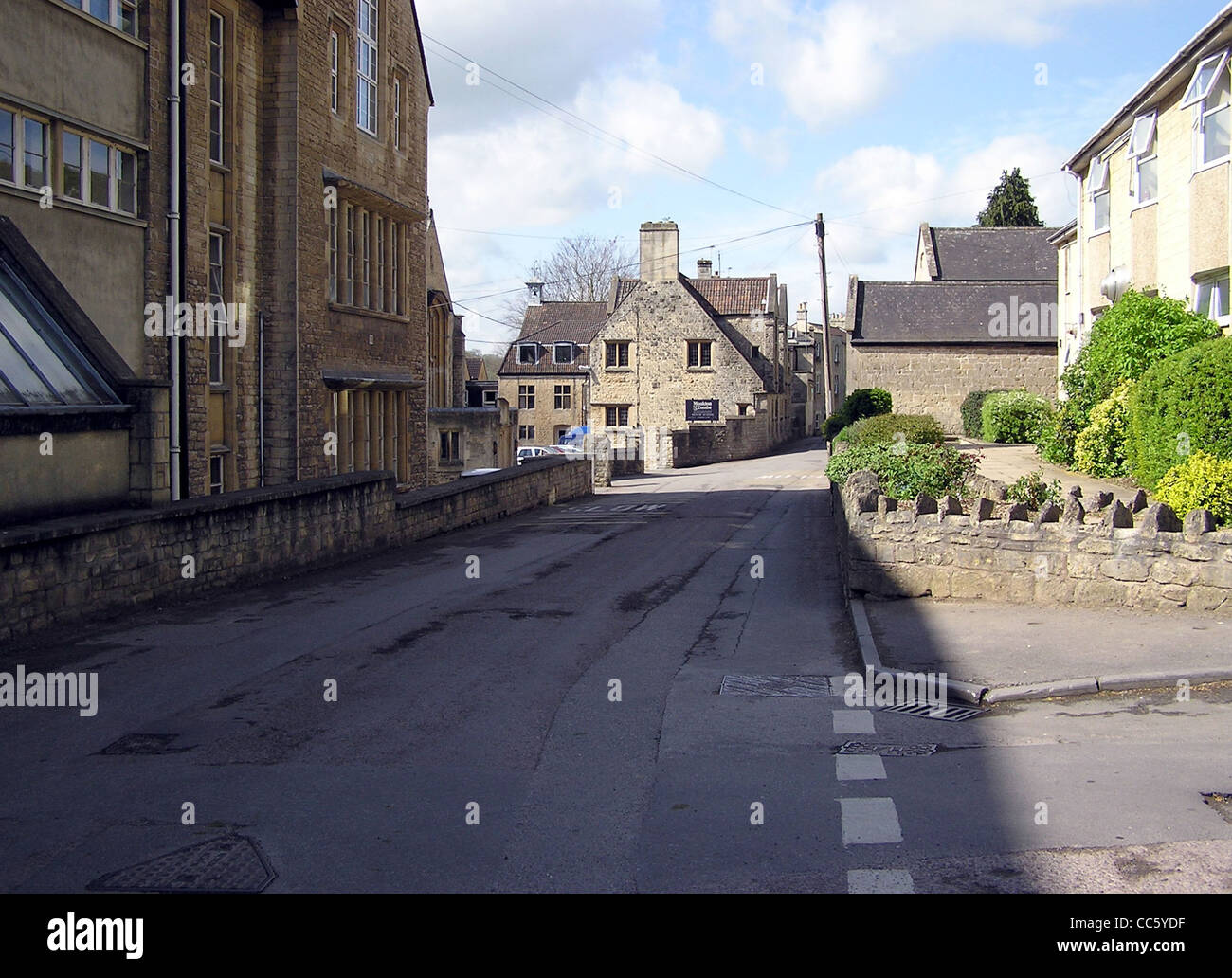 Une vue sur la rue en Monkton Combe, près de Bath, Somerset, Angleterre. Banque D'Images