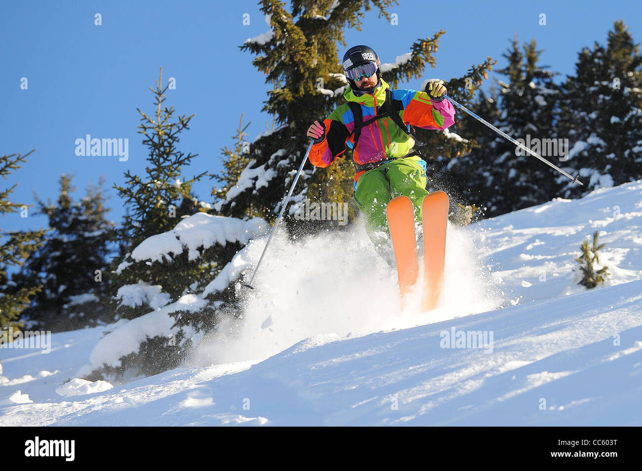 Un skieur saute à travers la poudreuse fraîche, hors piste à la station de ski de Courchevel en France. Banque D'Images