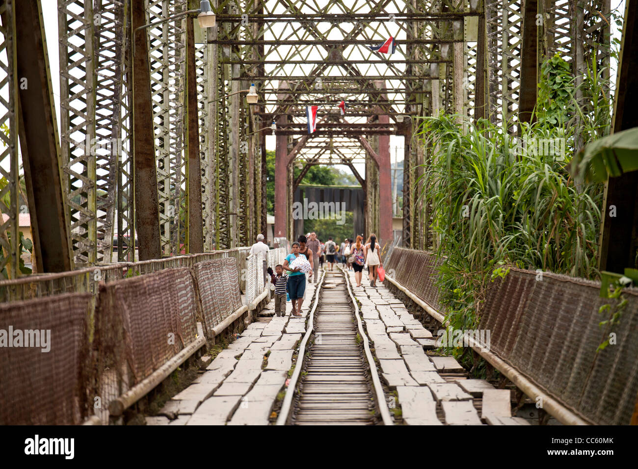 Vieux pont de chemin de fer à la frontière avec le Panama près du petit village de Red Frog Beach, Costa Rica, Amérique Centrale Banque D'Images