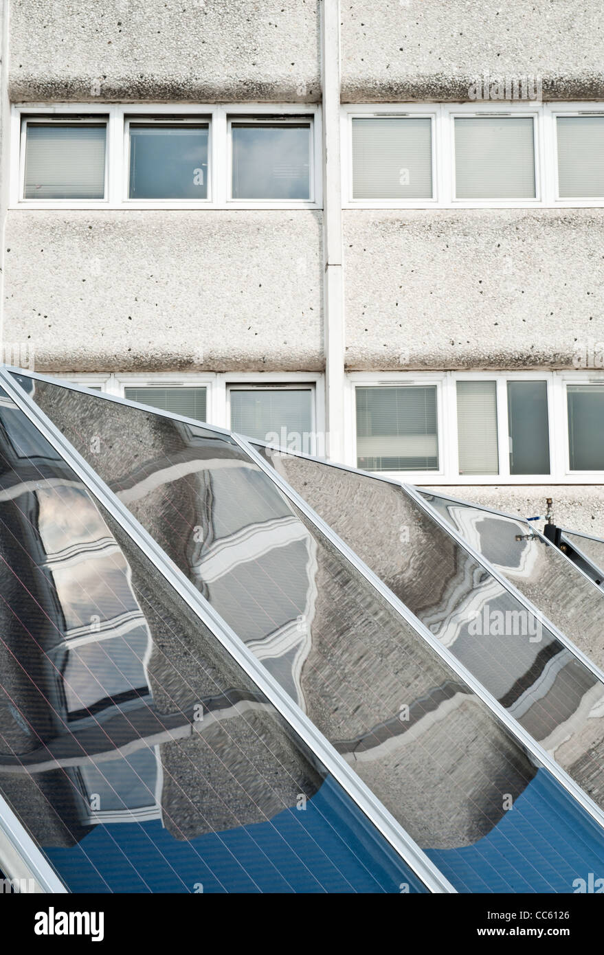 Des panneaux solaires pour le chauffage solaire de l'eau sur un toit. Banque D'Images
