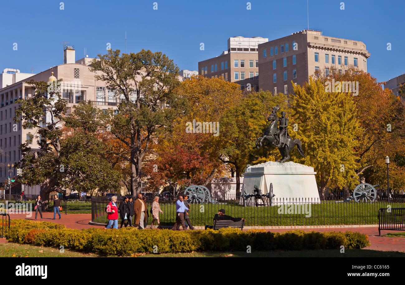 WASHINGTON, DC USA - Personnes à Lafayette Park, également connu sous le nom de Lafayette Square. Banque D'Images WASHINGTON, DC USA - Personnes à Lafayette Park, également connu sous le nom de Lafayette Square. Banque D'Images