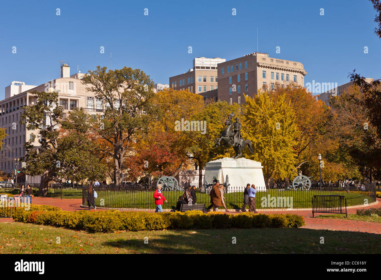 WASHINGTON, DC USA - Personnes à Lafayette Park, également connu sous le nom de Lafayette Square. Banque D'Images WASHINGTON, DC USA - Personnes à Lafayette Park, également connu sous le nom de Lafayette Square. Banque D'Images