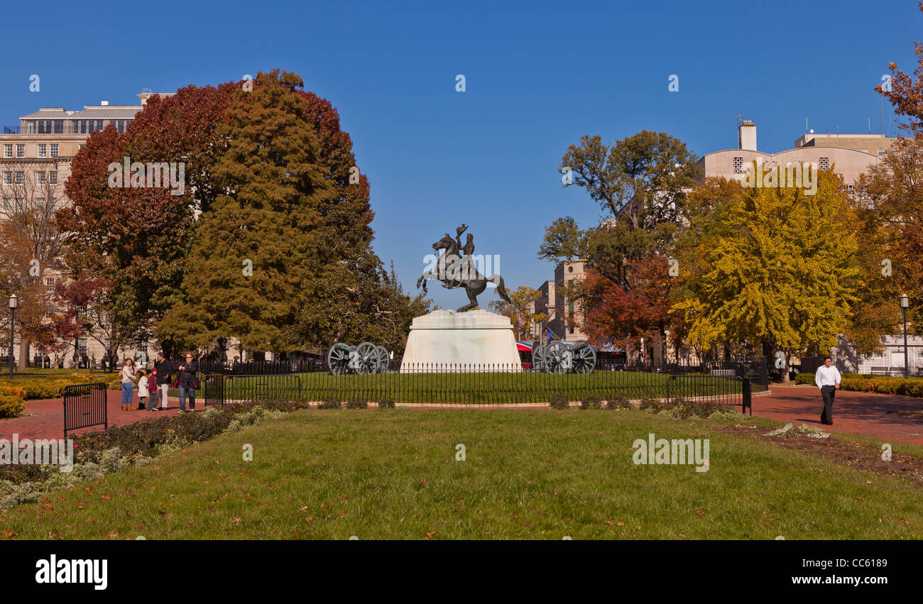 WASHINGTON, DC USA - Statue du président Andrew Jackson dans le centre de Lafayette Park, également connu sous le nom de Lafayette Square. Banque D'Images WASHINGTON, DC USA - Statue du président Andrew Jackson dans le centre de Lafayette Park, également connu sous le nom de Lafayette Square. Banque D'Images