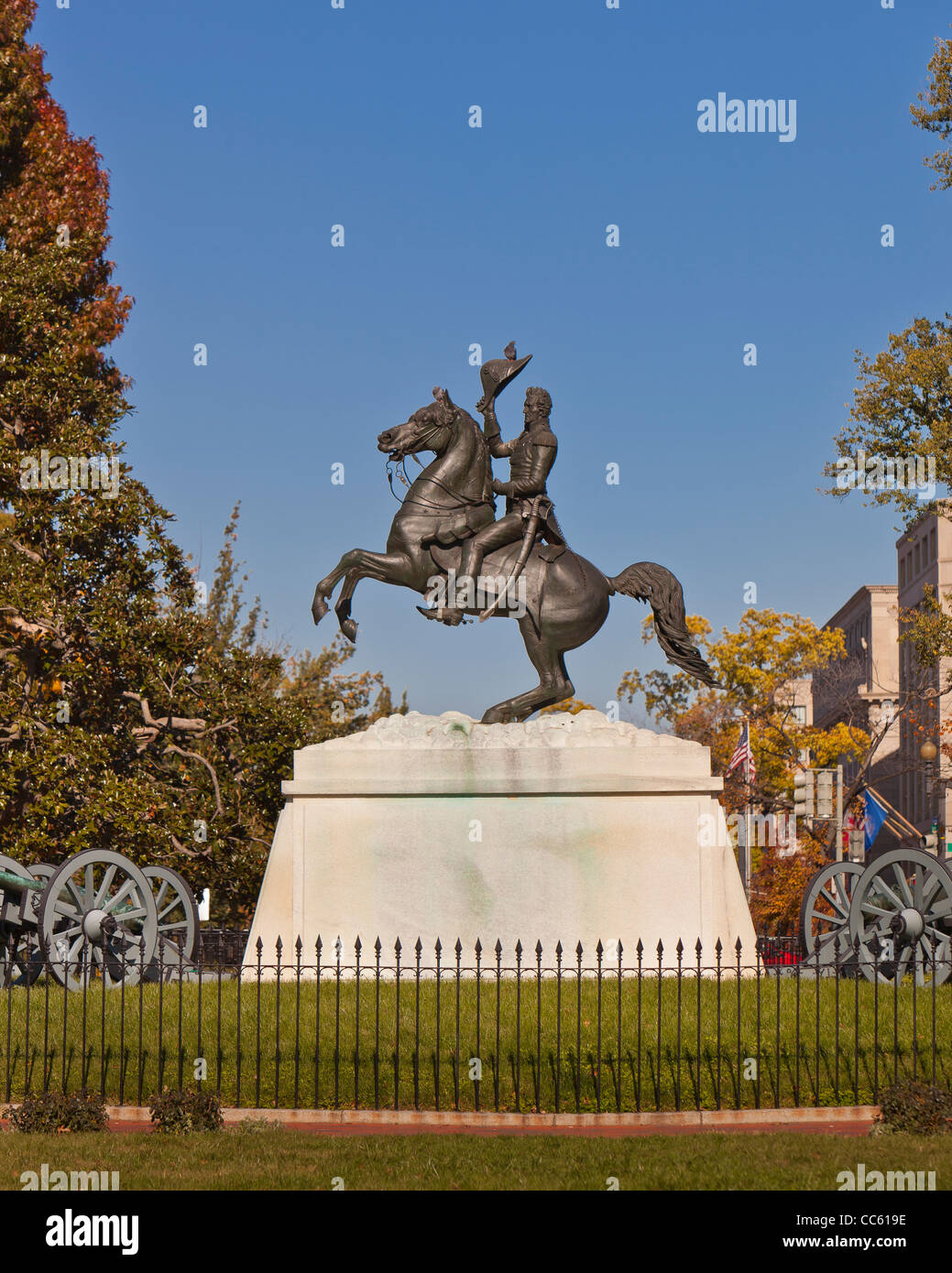 WASHINGTON, DC USA - Statue du président Andrew Jackson dans le centre de Lafayette Park, également connu sous le nom de Lafayette Square. Banque D'Images WASHINGTON, DC USA - Statue du président Andrew Jackson dans le centre de Lafayette Park, également connu sous le nom de Lafayette Square. Banque D'Images