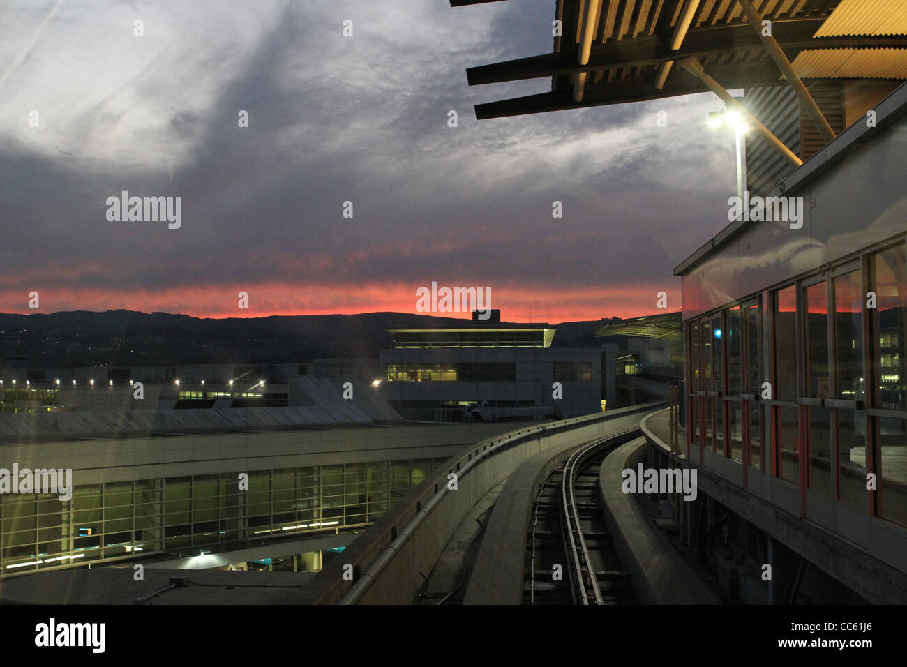 Le air train piste à l'aéroport International de San Francisco au crépuscule. Banque D'Images