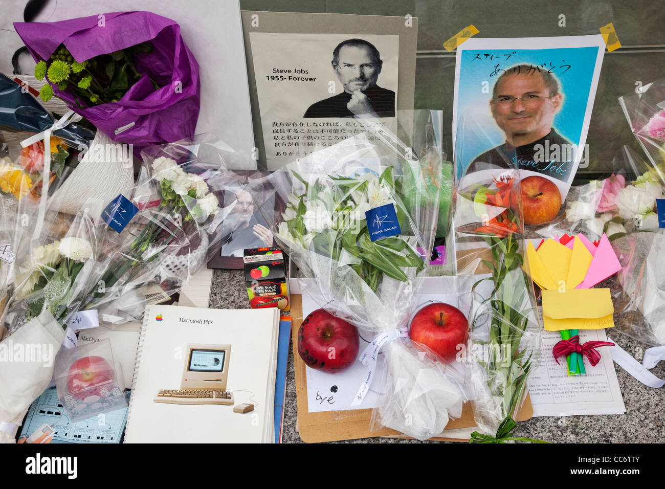 Japon, Tokyo, Ginza, l'Apple Store, le Memorial des offrandes à Steve Jobs, Octobre 2011 Banque D'Images