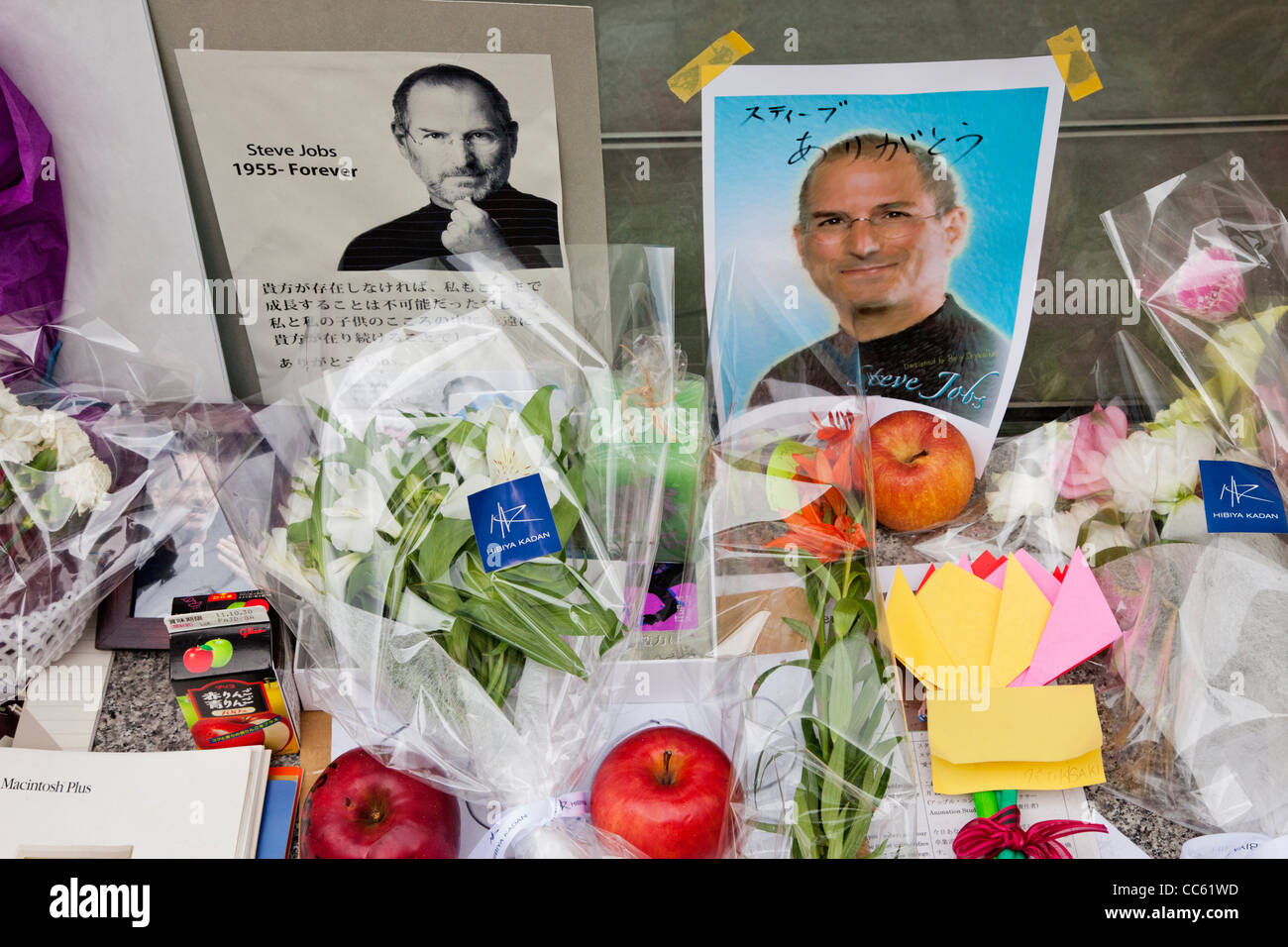 Japon, Tokyo, Ginza, l'Apple Store, le Memorial des offrandes à Steve Jobs, Octobre 2011 Banque D'Images