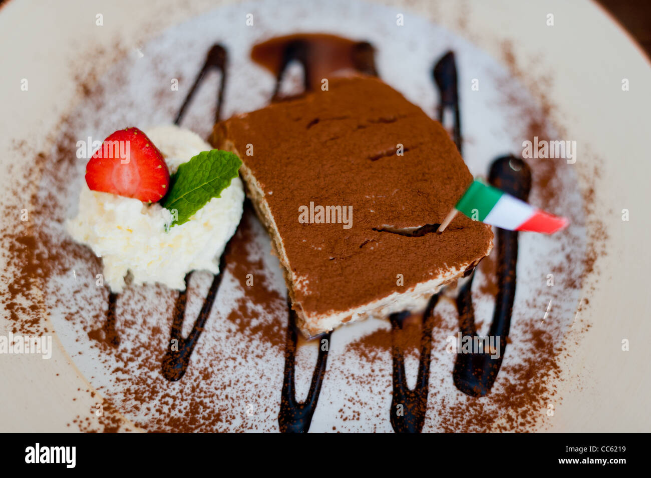 Tiramisu dessert italien populaire avec drapeau italien avec décoration de crème glacée aux fraises Banque D'Images