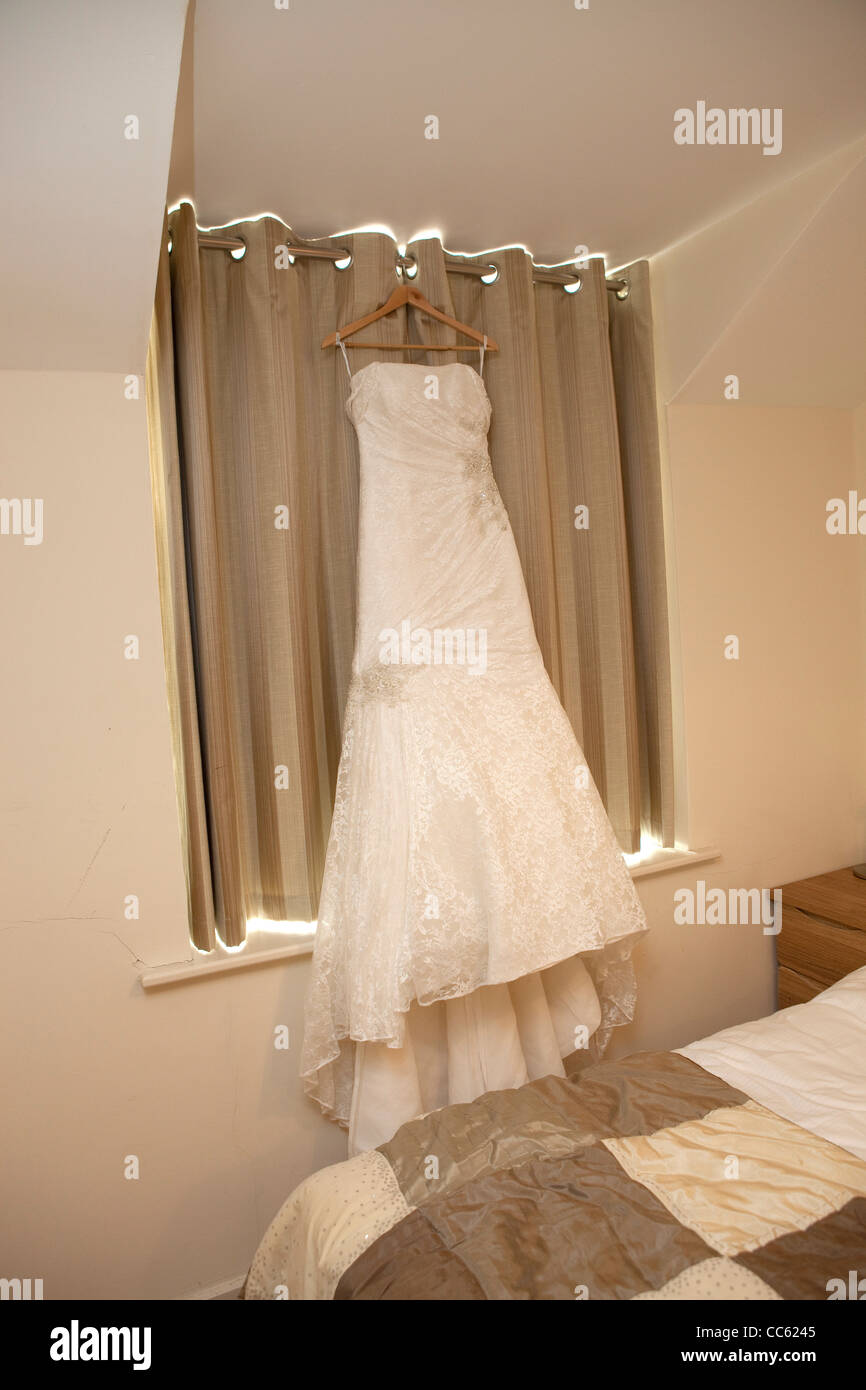 Robe de mariage sur un cintre Banque D'Images