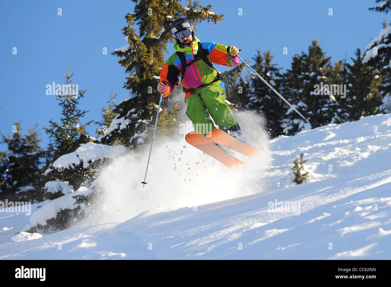 Un skieur saute à travers la poudreuse fraîche, hors piste à la station de ski de Courchevel en France. Banque D'Images
