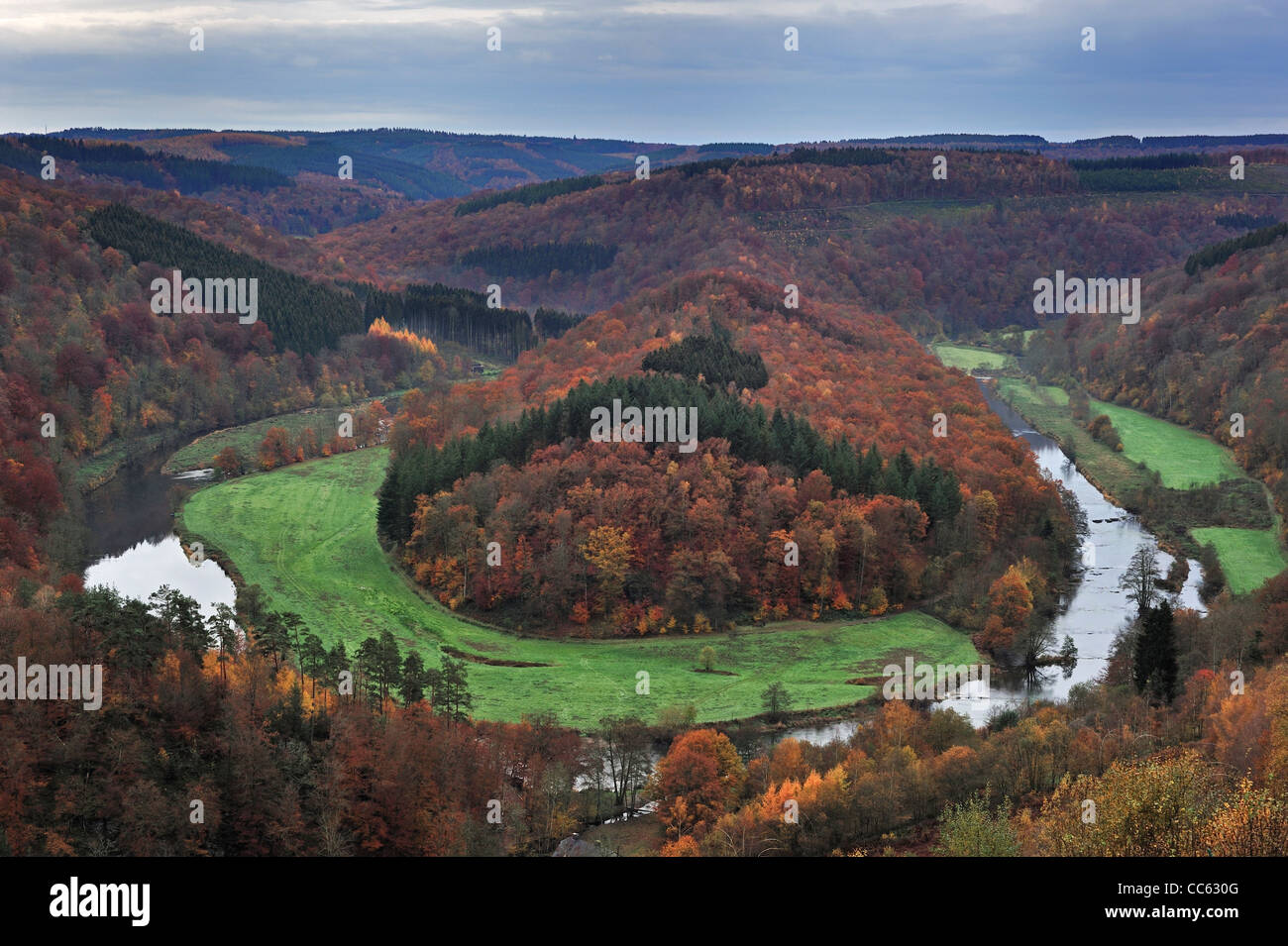 Tombeau du Géant, Hill à l'intérieur d'un méandre de la Semois à Botassart en automne, Ardennes Belges, Belgique Banque D'Images