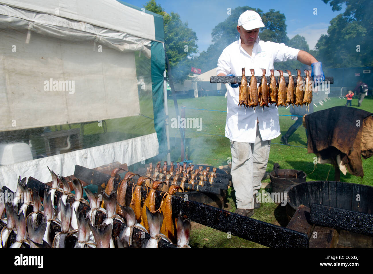 Méthode traditionnelle de fumer le poisson Banque D'Images