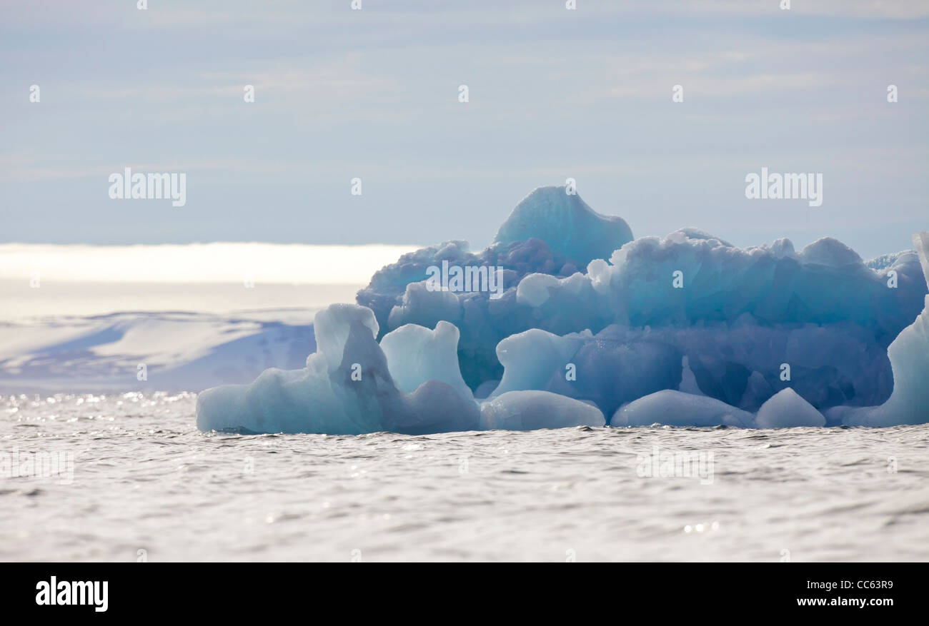 Iceberg bleu en été sunshune, Alkefjellet, nord de Spitzberg, Svalbard, Norvège, Europe Banque D'Images